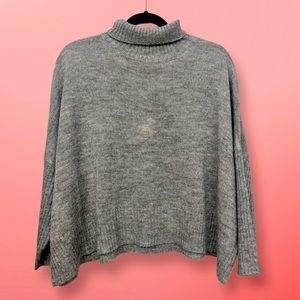 **NWT** GRAY SWEATER// ONE SIZE